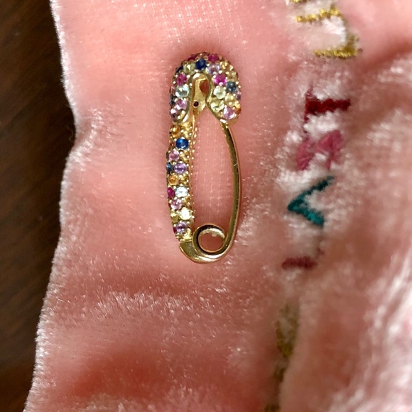 Totally chic “The Last Line” safety pin earring - Picture 6 of 7